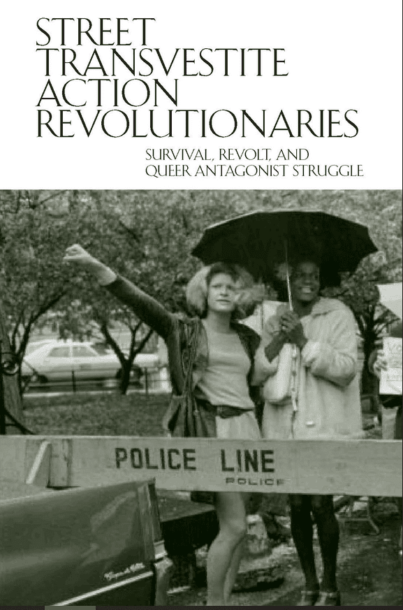 Titelblatt der Broschüre. Auf der oberen Hälfte steht in schwarzer Schrift auf weißem Hintergrund: "Street Transvestite Action Revolutionaries: Survival, Revolt, and Queer Antagonist Struggle". Die untere Hälfte des Titelblatts zeigt ein Schwarz-Weiß-Foto von Sylvia Lee Rivera und Marsha P. Johnson. Im Vordergrund sieht man ein gespanntes Band, auf dem "Police Line" Polizeiabsperrung steht. Sylvia und Marsha stehen direkt hinter dem Band. Es regnet. Marsha hält einen Schirm und sieht nach links, wo eine Person mit einem nicht lesbaren Protestschild steht. Sylvia blickt gerade aus und streckt die Faust in die Luft.